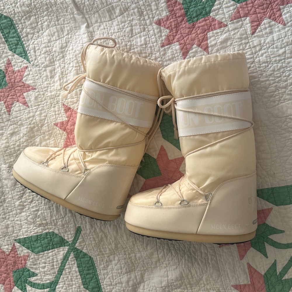 Cream Moon Boots. Size 8-9.5.